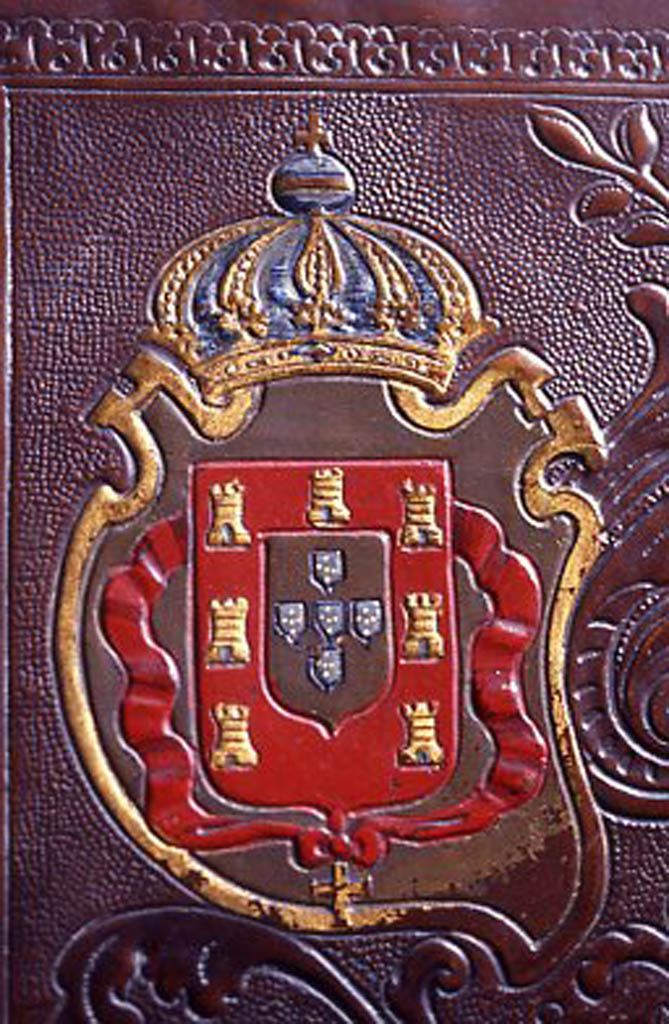 La chaise à Lisbonne. Un détail avec l’armoirie portugaise.