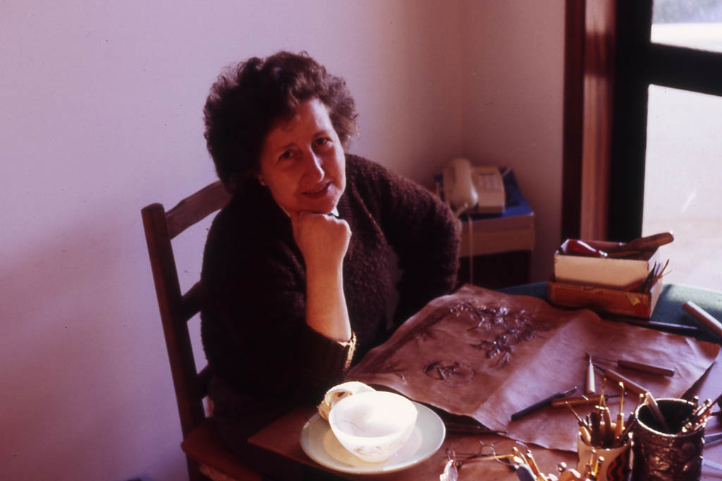 Maria José Viegas (1928-2021) dans son atelier, chez elle, en 1992.