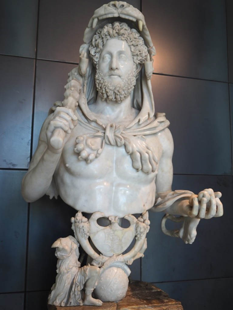 L’empereur porte la dépouille du lion de Némée et des attributs herculéens : la massue et les pommes d’or du jardin des Hespérides.