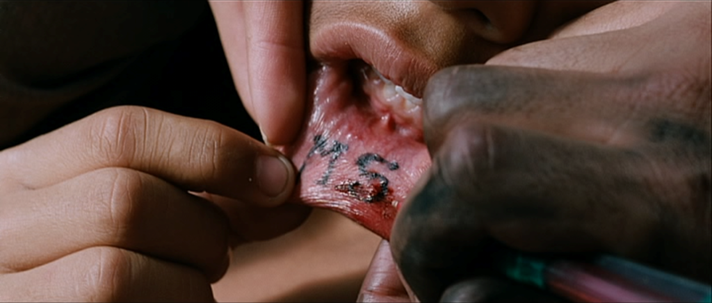 Les moindres recoins dissimulés de la peau humaine peuvent être tatoués, même à l'arrière d'une lèvre.