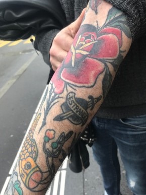 Son premier tatouage est une rose placée sur son avant-bras gauche, accompagnée d’une inscription dans un coeur avec un petit glaive, « Estranged », le nom de sa chanson préférée du groupe Guns N’Roses.