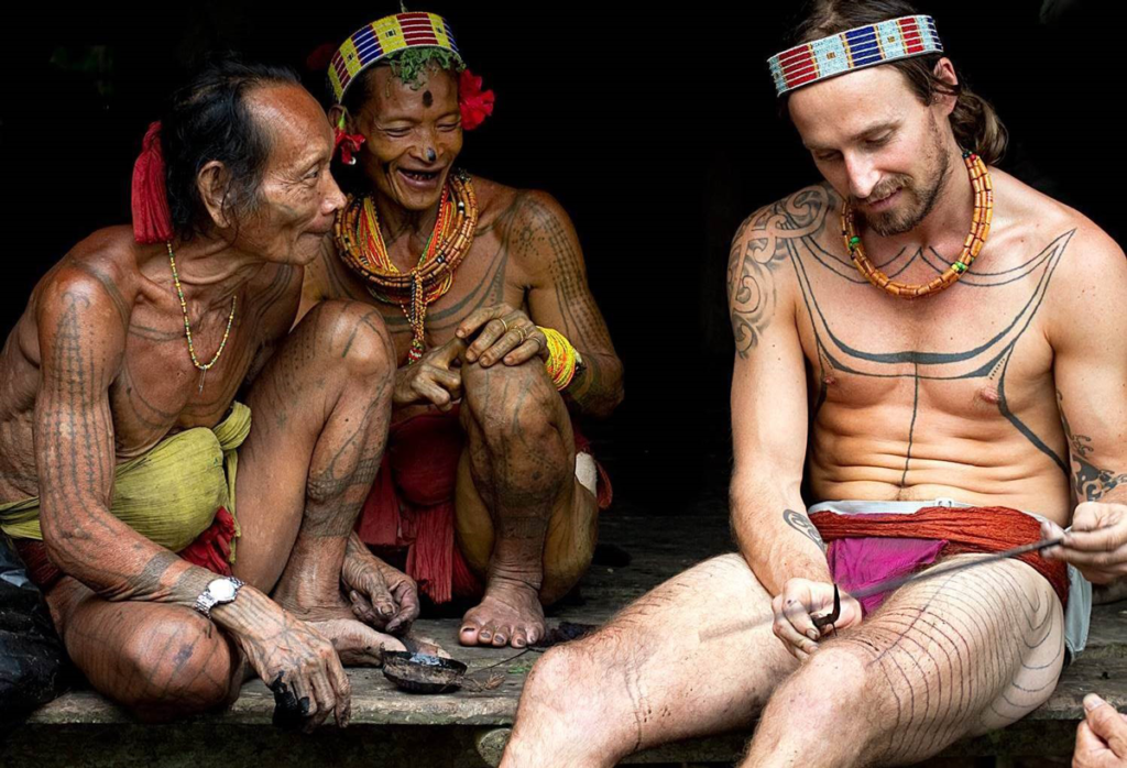 Patiti Dereku. Rob Henry en train de se tatouer (en compagnie de Mentawais). Siberut Indonésie.